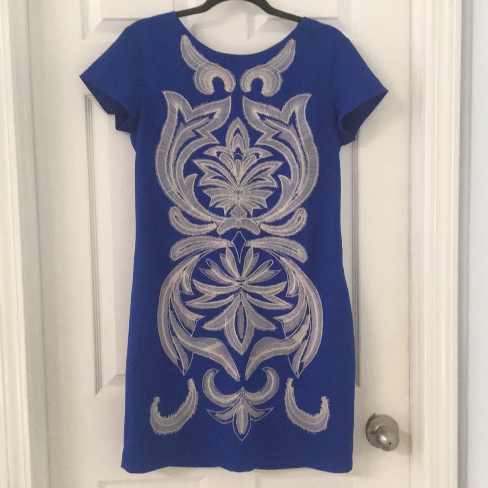 👗#26 Fitted blue dress with cream design.